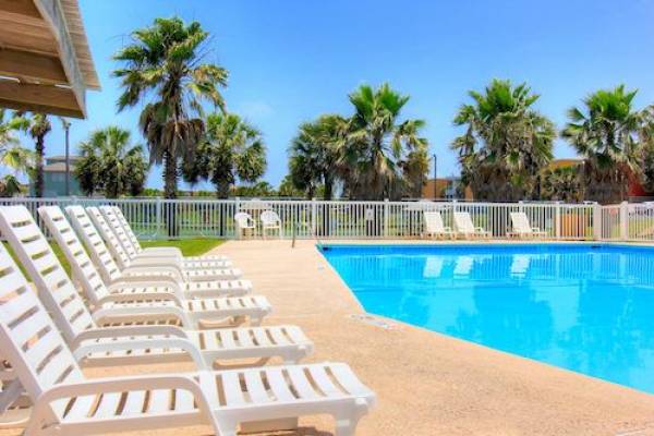 Island Retreat Community Pool